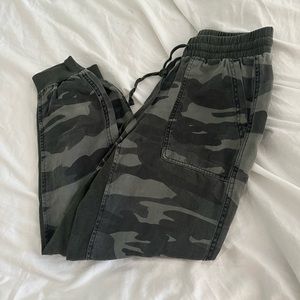 Splendid camo joggers XS